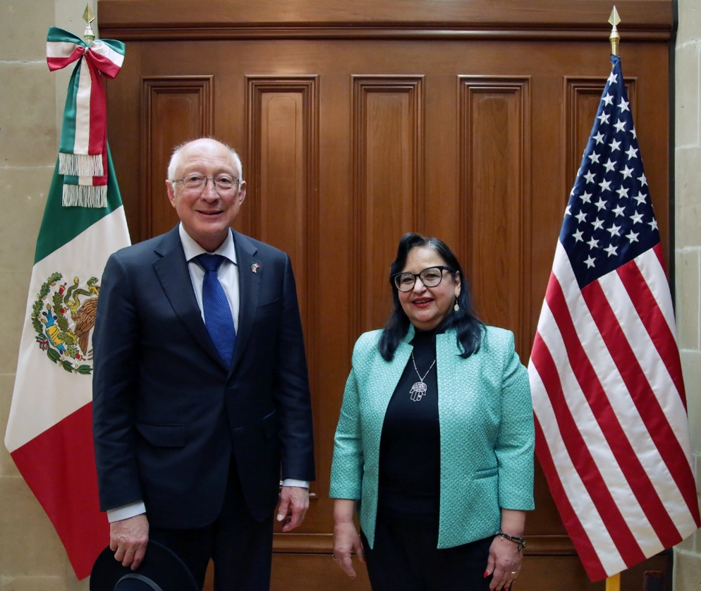 La presidenta de la SCJN, Norma Lucía Piña Hernández (der) junto con el embajador de EU en México, Ken Salazar (izq). Foto SCJN
