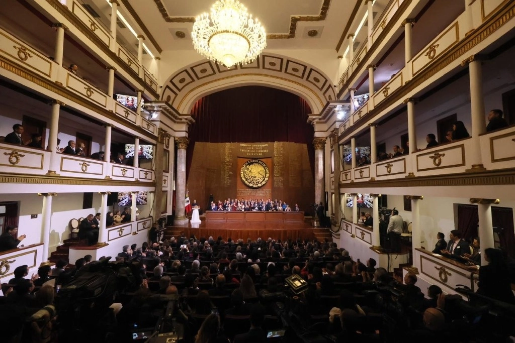 La presidenta Claudia Sheinbaum ofreció un discurso durante la ceremonia por el 108 aniversario de la Promulgación de la Constitución Política de los Estados Unidos Mexicanos de 1917, en el Teatro de la República, en Querétaro. Foto Luis Castillo 