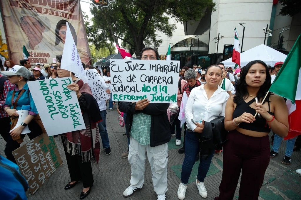Estudiantes, maestros y trabajadores del PJF y PJFCDMX continúan en planton  afuera de las instalaciones del Senado en protesta a la iniciativa de reforma. Foto Cristina Rodríguez