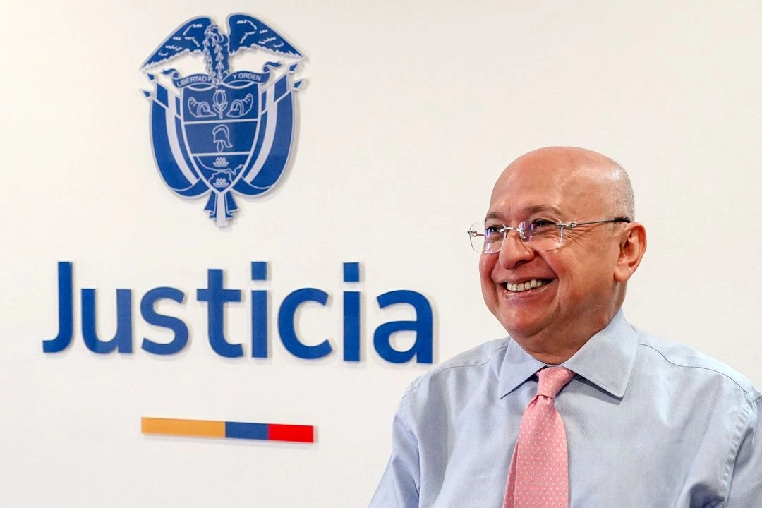 El ministro de Justicia de Colombia, Eduardo Montealegre, hace un gesto durante una entrevista con AFP en Bogotá el 26 de junio de 2025. El nuevo ministro de Justicia, Eduardo Montealegre, afirmó que Colombia "suspenderá la extradición" de los criminales solicitados por Estados Unidos que se encuentran en conversaciones de paz con el gobierno, aunque esto podría agravar la disputa entre Washington y Bogotá. Foto. 