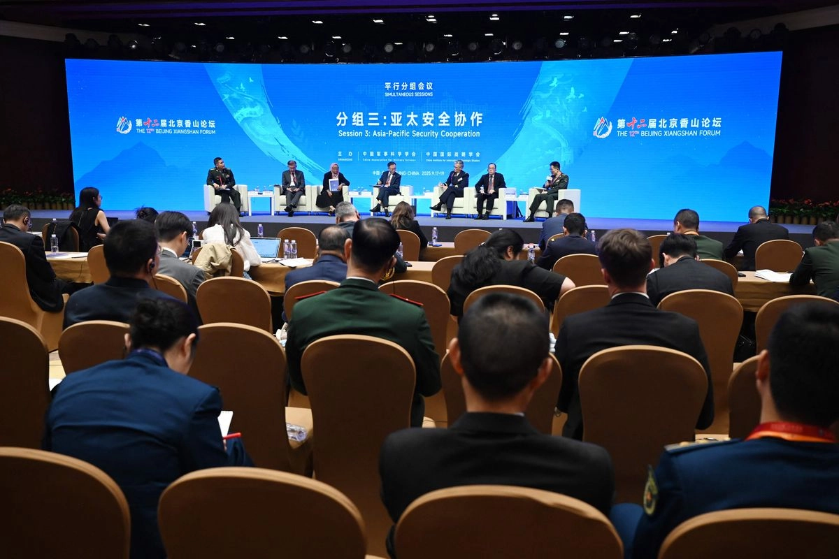 Alrededor de mil 800 representantes de 100 países, entre los que se encuentran líderes políticos, militares y académicos, se reunieron en Pekín para asistir al Foro Xiangshan, el 18 de septiembre de 2025. Foto 