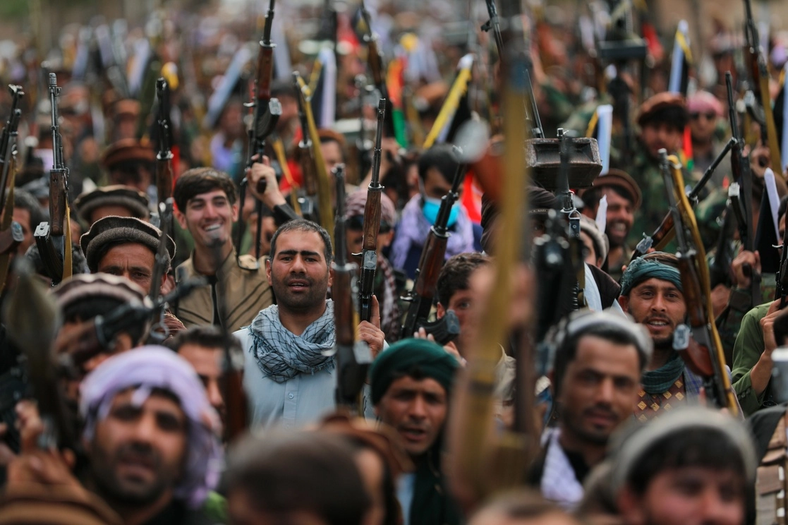 Milicianos afganos se unieron a las fuerzas de Seguridad y Defensa de su país para hacer frente a los talibanes. Foto Ap