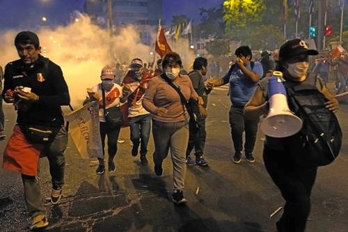 En las protestas ciudadanas, 49 civiles resultaron muertos a manos de las fuerzas del orden en diversos departamentos del país. Foto Ap