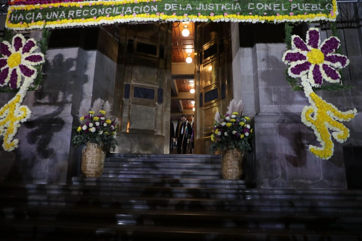 Luego de que la puerta principal de la Suprema Corte de Justicia de la Nación permaneciera cerrada tres años, los nuevos ministros decidieron abrirla como un acto simbólico. Foto 