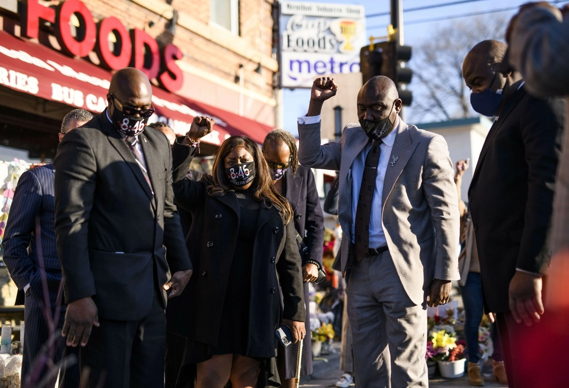 Familiares de George Floyd (su hermano Philonese, su cuñada Keeta y su sobrino Rodney) y el abogado Ben Crump (al centro) acudieron al sitio exacto donde el afroestadunidense fue asesinado el año pasado. Foto Afp