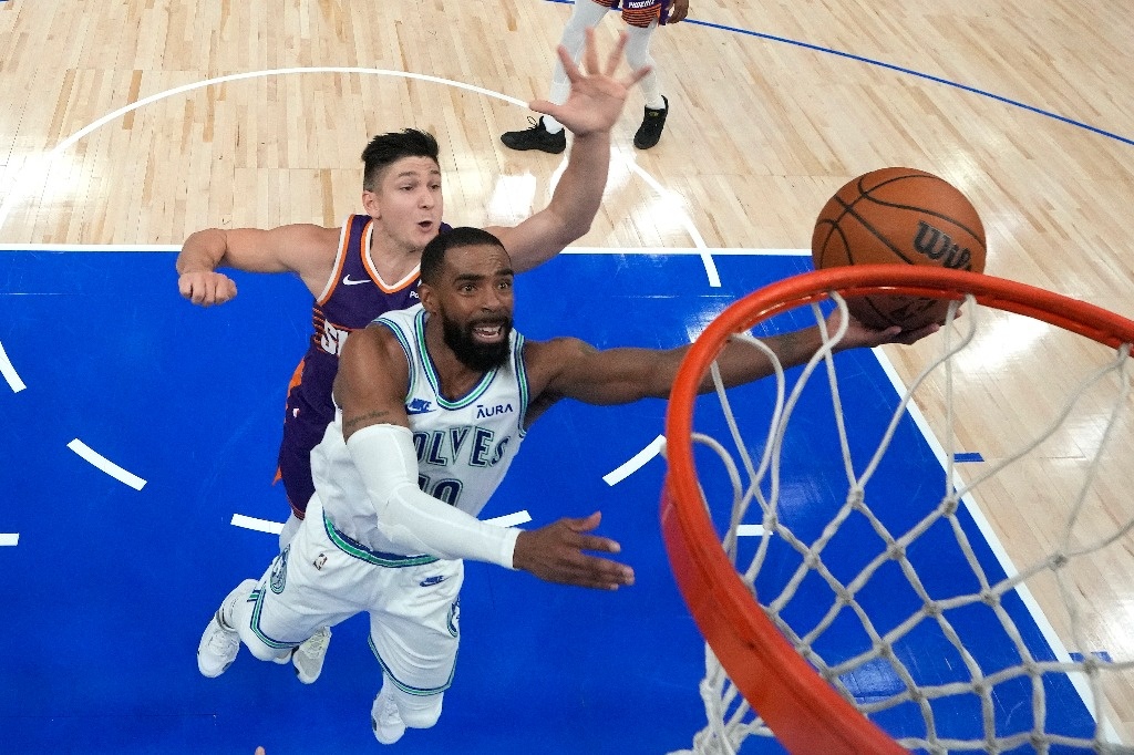 Minnesota defeats Phoenix and goes 2-0 in NBA playoffs