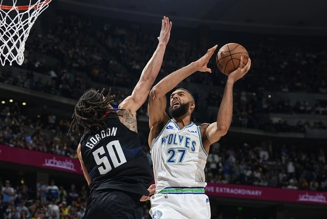 Los Nuggets de Denver, defensores del título de la NBA, fueron eliminados este domingo en su cancha al caer 98-90 ante los Timberwolves de Minnesota. Foto Ap