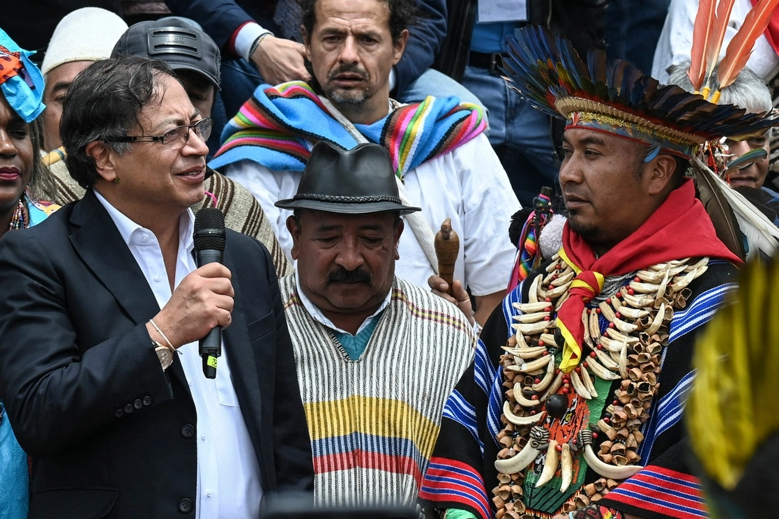 Gustavo Petro participó en una ceremonia ancestral en la víspera de su protesta como presidente de Colombia. Foto Afp