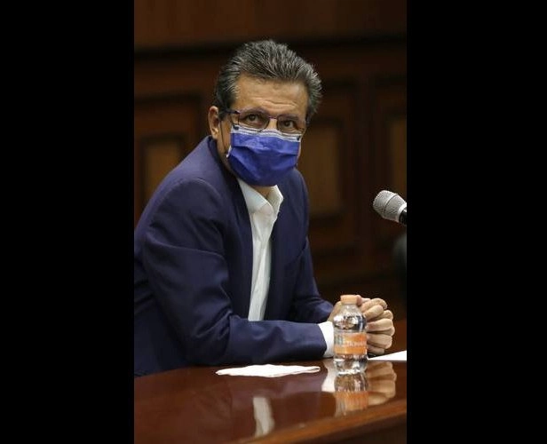 El secretario de Salud de Querétaro, Julio César Ramírez Argüello, durante una reunión con el gobernador del estado, Francisco Domínguez Servién, y empresarios el pasado 30 de abril. La foto fue tomada de la cuenta de Twitter del primer funcionario