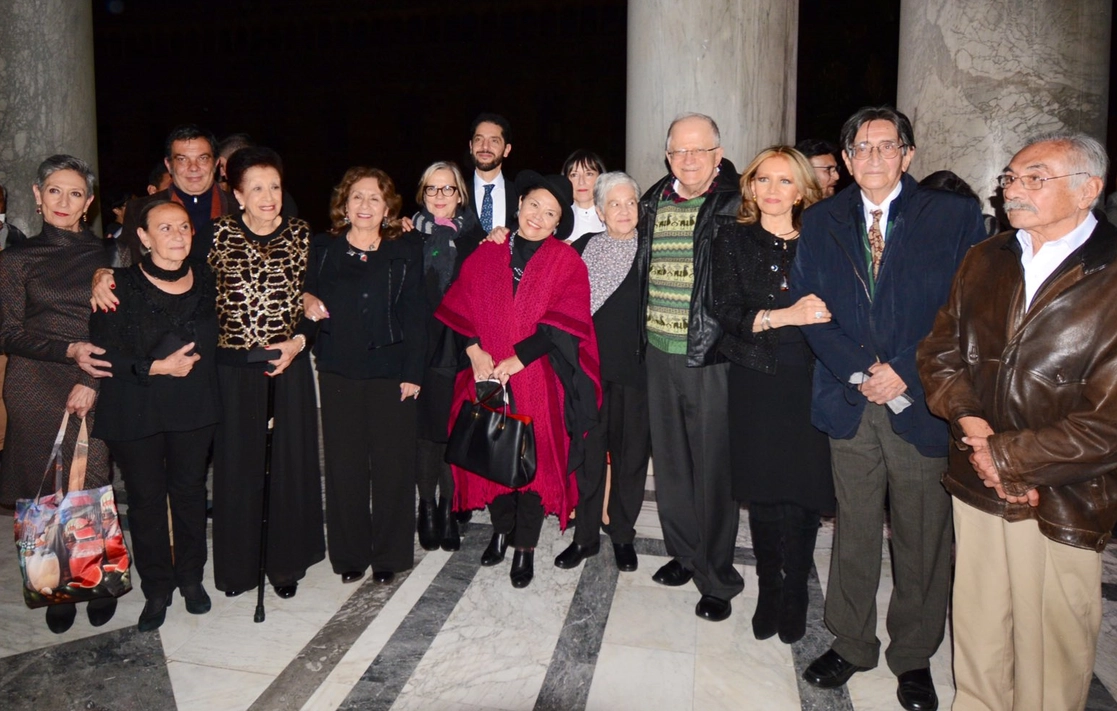 Algunos de los galardonados con la Medalla Bellas Artes. Al centro, de rojo, la escritora Josefina Estrada, quien acudió a la ceremonia por el homenaje póstumo a Sandro Cohen; a su izquierda, Bertha Hiriart y Marco Antonio Campos, el 13 de diciembre de 2022. Foto tomada del Twitter de @bellasartesinba