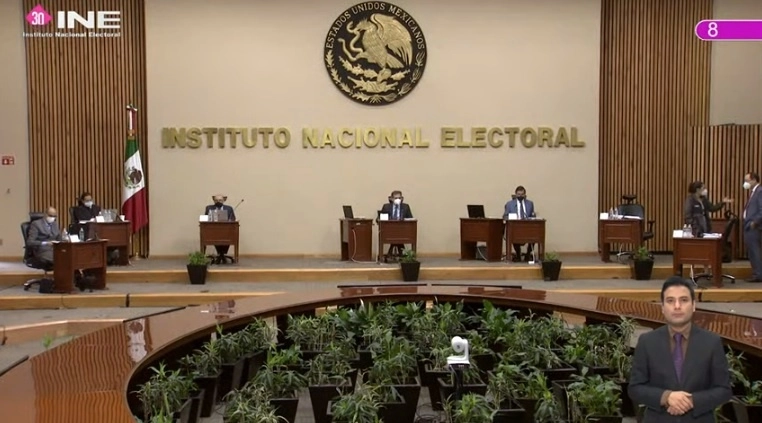 Durante el minuto de silencio en la sesión del Consejo General del INE del miércoles 26 de mayo de 2021. Imagen tomada de la transmisión en vivo a través del Twitter de @INEMexico
