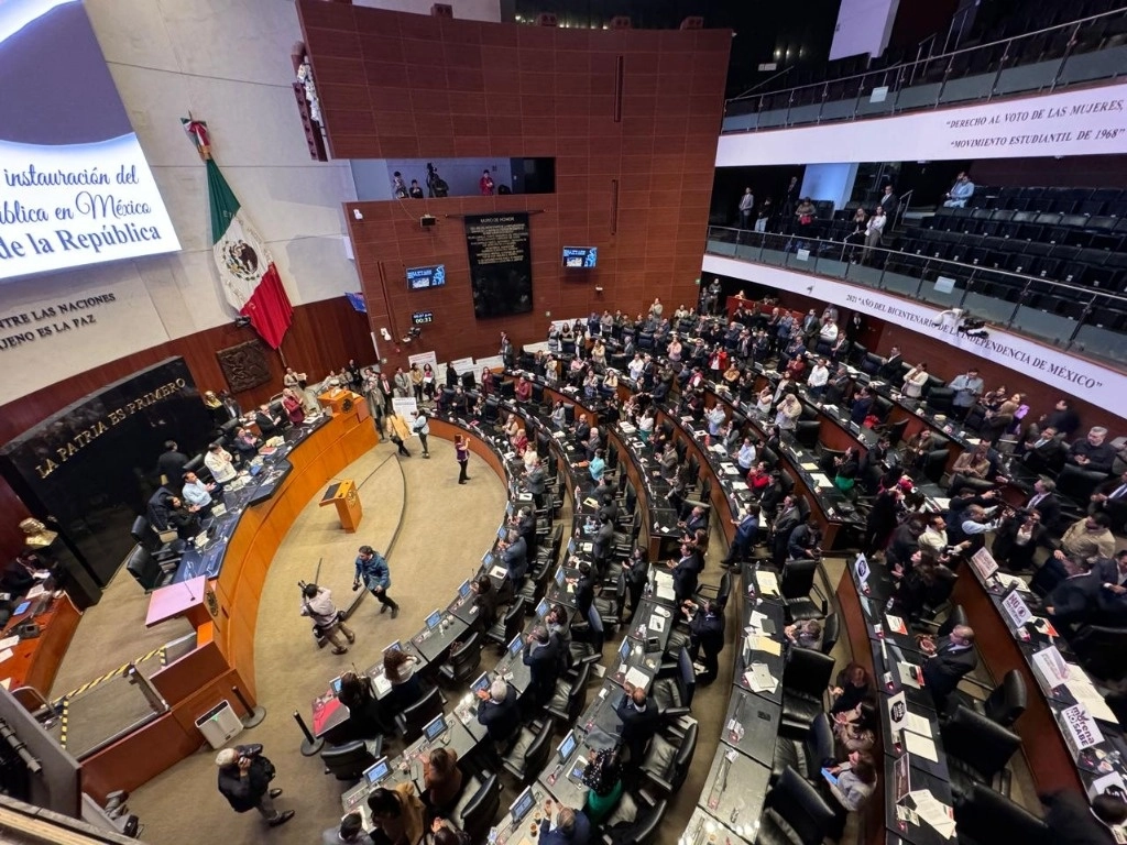 Sala de sesiones del Senado de la República durante el minuto de silencio por la muerte de la actriz Silvia Pinal. Foto Yazmín Ortega 