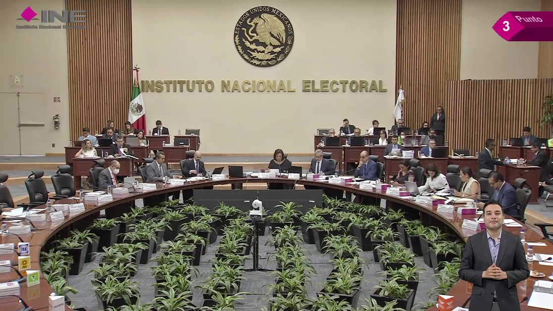 Durante la sesión extraordinaria del INE, el 28 de abril de 2023. Imagen tomada de la transmisión en vivo a través del canal de Youtube INETV