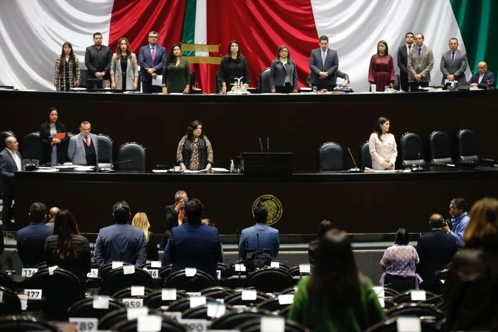 La presidenta de la Mesa Directiva de la Comisión Permanente, Marcela Guerra, al centro, durante el minuto de  silencio, el 17 de enero de 2024. Foto José Antonio López