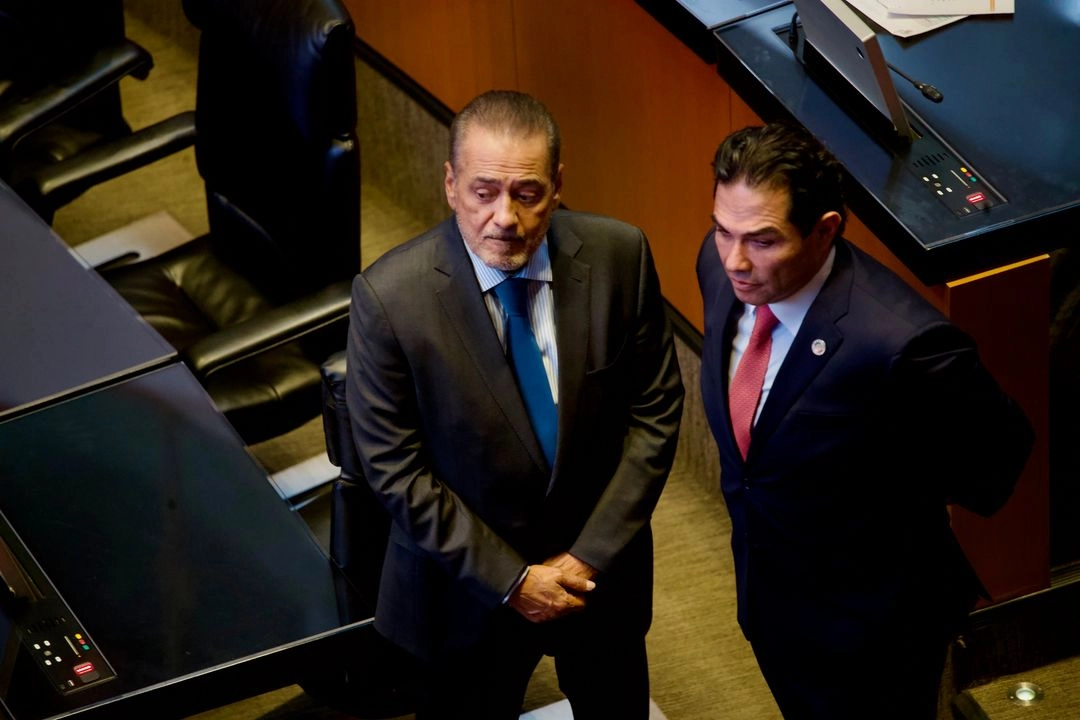 Legisladores durante el minuto de silencio en el Senado de la República. Foto 