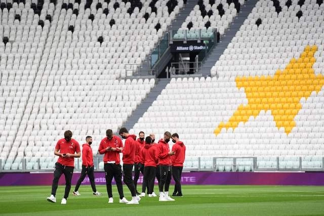 Los jugadores del AC Milan se reúnen en el campo antes de la semifinal de la Copa de Italia ante la Juventus, en el estadio Allianz en Turín. Foto Afp