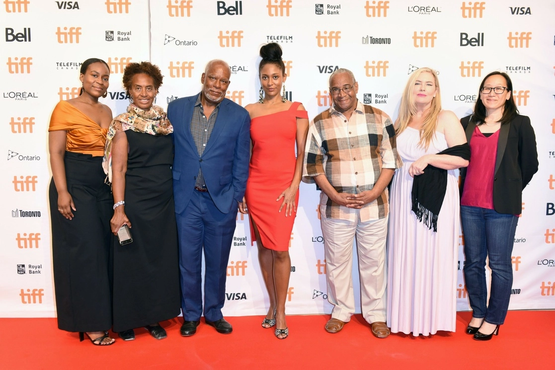 El productor Stanley Nelson con el elenco de ‘Attica’ en el Festival de Cine de Toronto. Foto Afp