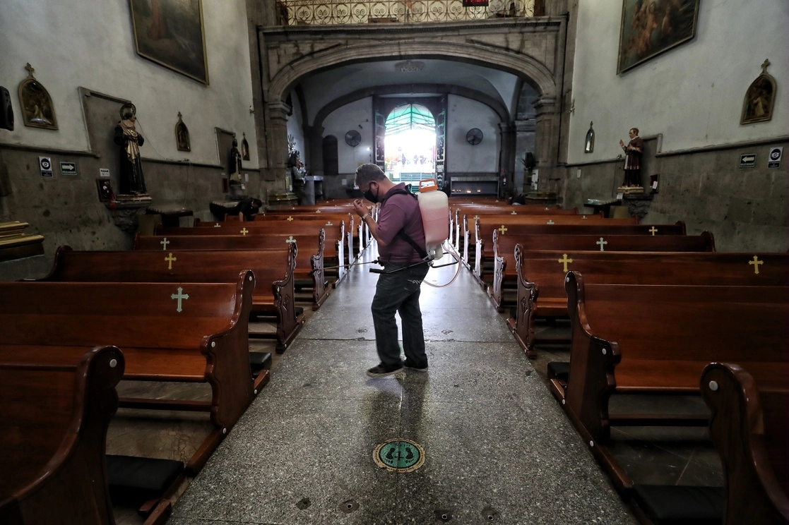 Sanitización de un templo católico. Foto Marco Peláez