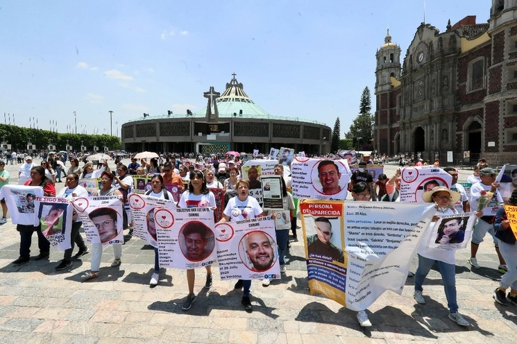 El cardenal Carlos Aguiar Retes encabezó la misa dominical en la Basílica de Guadalupe, en honor a los jesuitas y más víctimas de la violencia en el país. Al término, familiares de desaparecidos se trasladaron a la capilla de juramentos. Foto Roberto García Ortiz 