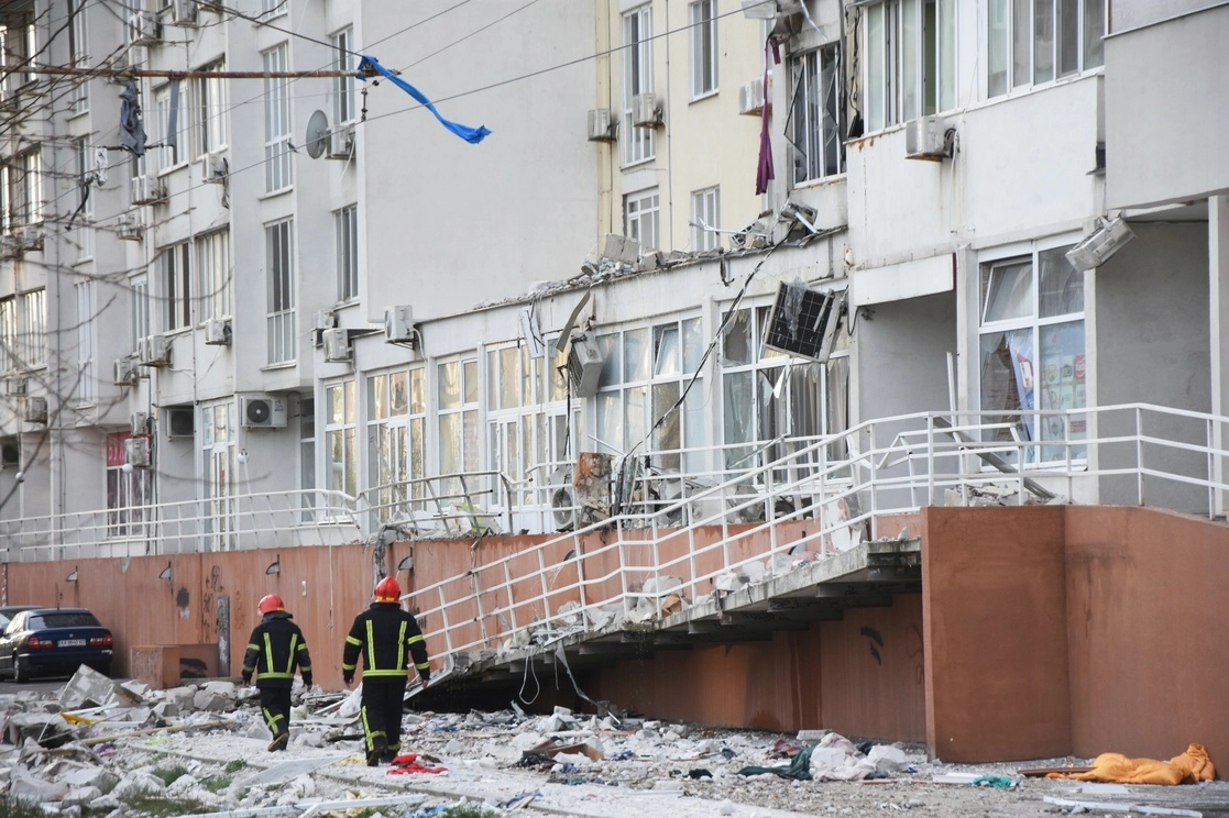 Bomberos revisan un edificio de departamentos dañado por bombardeos rusos en Odesa, el 23 de abril de 2022. Foto Ap