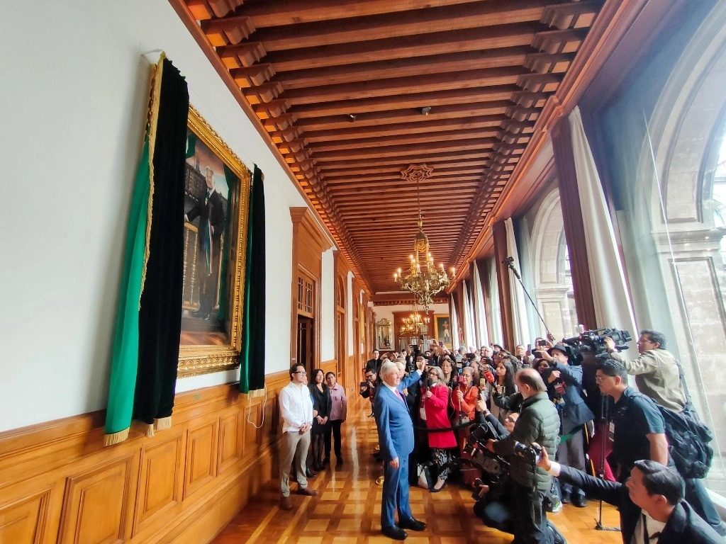 El presidente López Obrador respondió a la prensa luego de develar su retrato que se une a la de sus antecesores en Palacio Nacional. Foto Cuartoscuro 