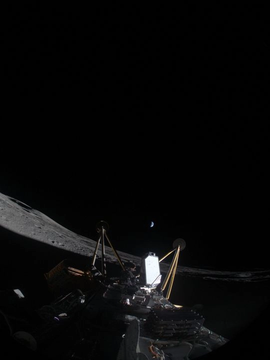 La nave espacial Athena, de la empresa estadunidense Intuitive Machines, aterrizó de lado en lugar de vertical, lo que le impidió que se recargara a través de sus paneles solares como estaba previsto. Foto Handout / Intuitive Machines, LLC / 