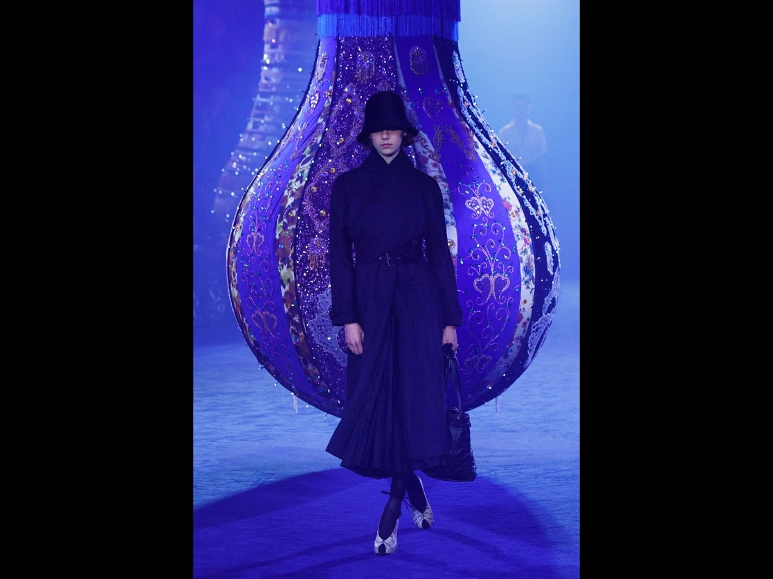 Una modelo presenta una de las creaciones de la colección Otoño-Invierno 2023-2024 de Christian Dior durante la Semana de la Moda de París, en la capital francesa el 28 de febrero de 2023. Foto Afp