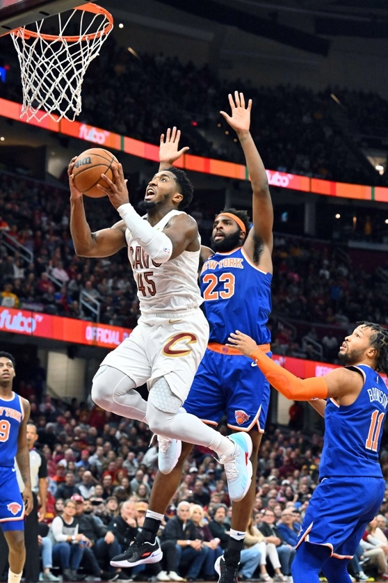 Donovan Mitchell de los Cleveland Cavaliers dispara sobre Mitchell Robinson de los New York Knicks. Foto Afp