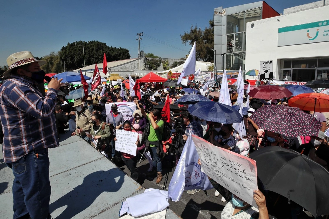 Integrantes del Frente Nacional en Defensa de la Reforma Energética protestan afuera de la Cámara de Diputados, en la Ciudad de México, el 17 de febrero de 2022. Foto Marco Peláez