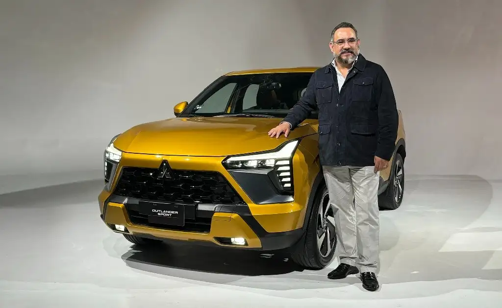 Ah-kin Vázquez, presidente y CEO de Mitsubishi Motors de México, al lado de la Outlander Sport que con tan solo cuatro meses desde su lanzamiento ha conseguido colocarse en el gusto del mercado mexicano. Foto Paco Del Toro