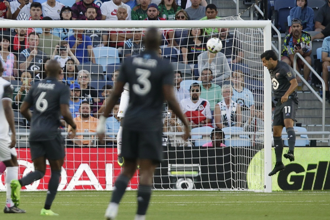 Carlos Vela cabecea un gol para la MLS. Foto Ap