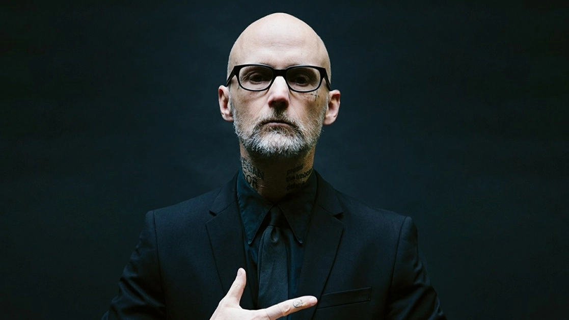 El músico y defensor de los derechos animales promueve Moby Doc, un documental sobre su vida que acompaña al álbum Reprise, en el que incluye arreglos orquestales y acústicos de las canciones que ha hecho en 30 años de carrera. Foto tomada del Facebook del artista