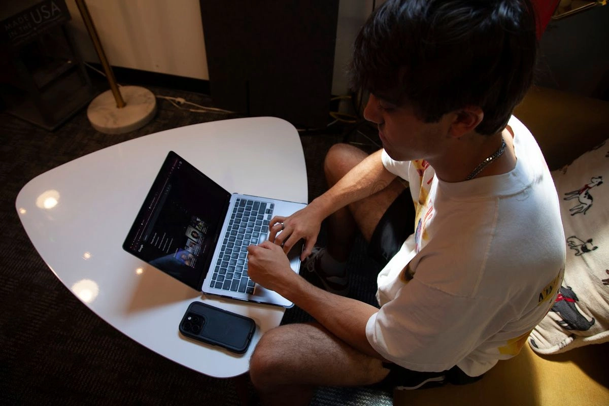 Bruce Perry, de 17 años, demuestra cómo usa la inteligencia artificial en su vida cotidiana, en una cafetería de Russellville, Arkansas. 