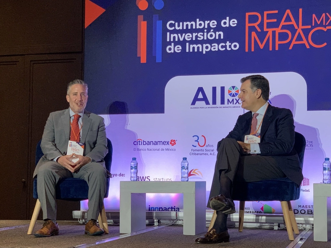 Durante la Cumbre de Inversión de Impacto, el presidente de SpainNAB, Juan Bernal, indicó que las instituciones financieras no se pueden negar a una realidad, pues el mundo está cambiando. Foto tomada de la cuenta de Twitter @jimenafc