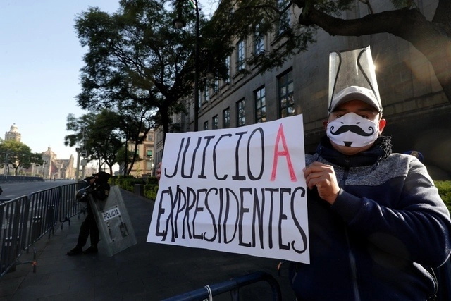 Un ciudadano se manifiesta en la sede de la SCJN ubicada en la zona centro de la CDMX. Foto Roberto García