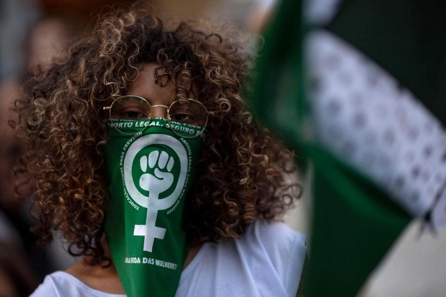 Activista pro aborto se manifiesta frente a la Asamblea Legislativa de Río de Janeiro, Brasil. Foto Afp 