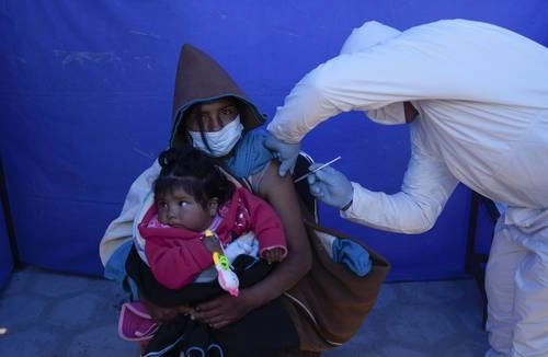 Una persona es inmunizada con el biológico chino anti-Covid de Sinofarm, durante la campaña de vacunación que se desarrolla en la comunidad indígena Uru Chipaya, en la región de Chipaya, Bolivia. Foto Ap