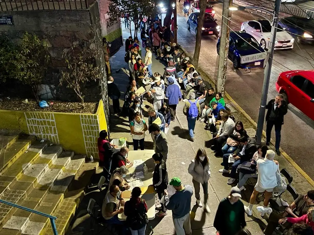 Cientos de personas hacen una larga fila a las afueras del módulo del INE en la avenida Parque Lira 30, en la alcaldía Miguel Hidalgo. Foto: Roberto García Ortiz 