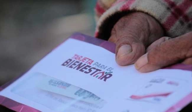 Beneficiaria recibe tarjeta del Bienestar en imagen de archivo. Foto Secretaría del Bienestar
