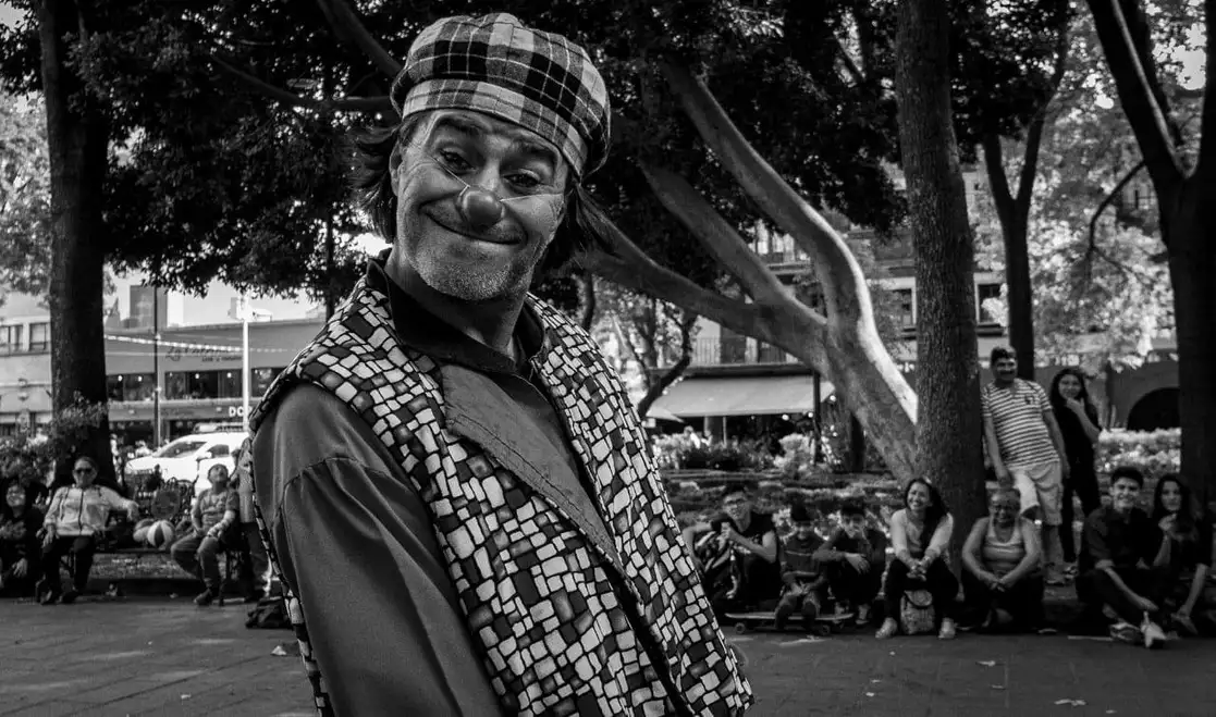 Moisés Miranda Román, mimo de Coyoacán. Foto tomada de la cuenta de Facebook @moises.miranda.121