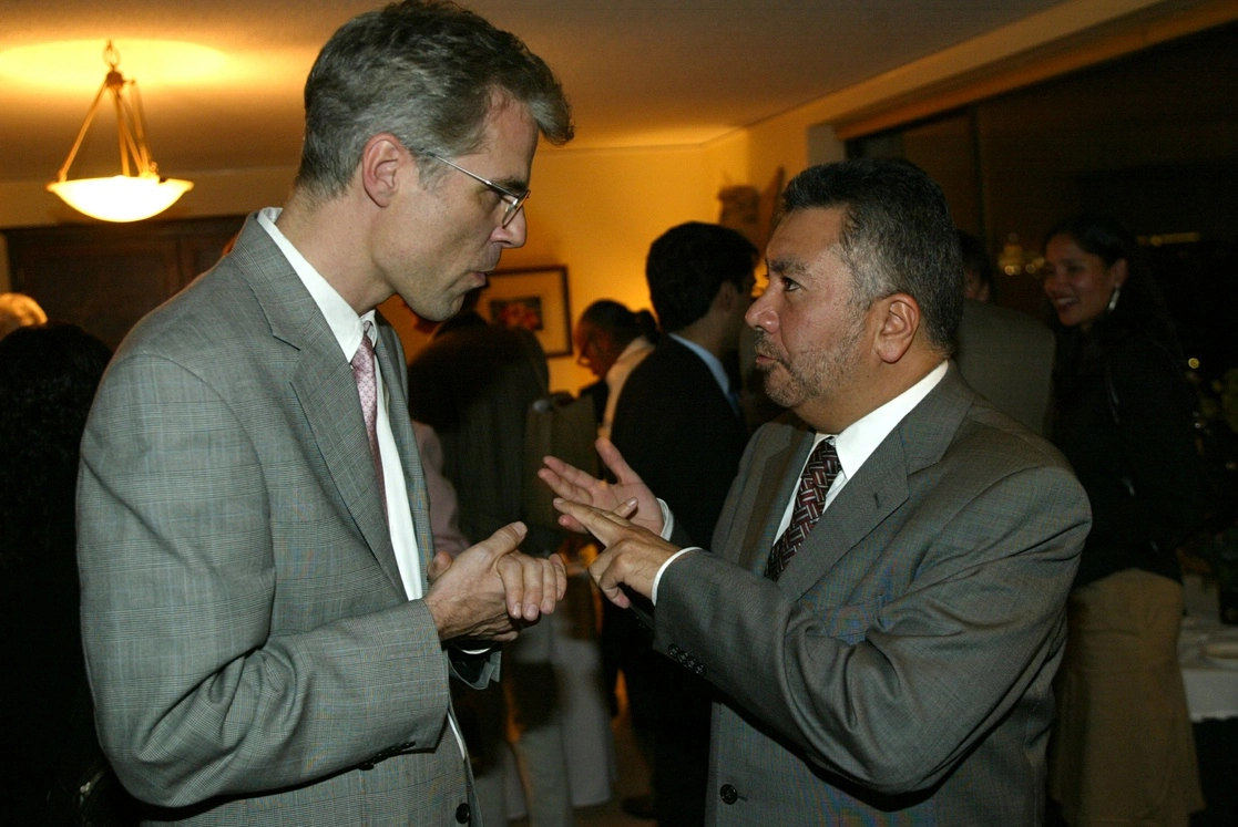 Jefferson T Brown (izquierda), entonces ministro de Cultura de Estados Unidos, y Moisés Rosas, en 2005.Foto José Carlo González

