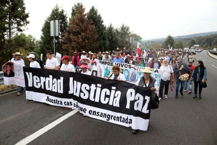 Integrantes de la Marcha por la Paz a su salida de Cuernavaca, Morelos. Foto Cuartoscuro 