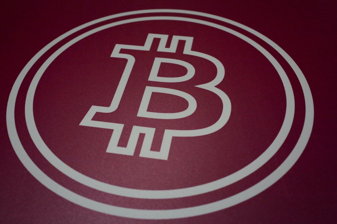 Logo de Bitcoin en imagen de archivo. Foto Afp