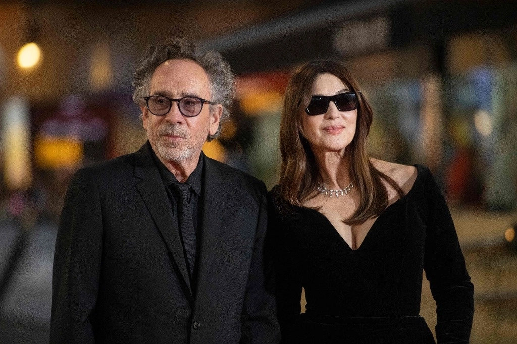 El director estadunidense Tim Burton y la actriz italiana Monica Bellucci posan en la alfombra roja para promocionar la película "Maria Callas: Cartas y memorias" durante el 72º Festival Internacional de Cine de San Sebastián en la ciudad vasca del norte de España. Foto Afp