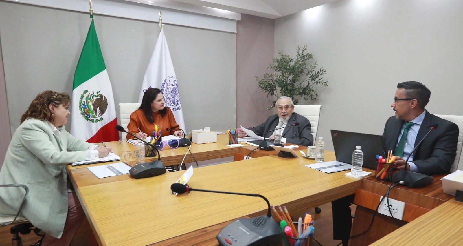 Con ausencia de Norma Piña, ministra presidenta de la SCJN, se reunieron los consejeros de la Judicatura federal Bernardo Bátiz y Eva Verónica de Gyvés Zárate, además del magistrado Sergio Javier Molina, junto con Mónica Soto, la magistrada electoral. Foto 