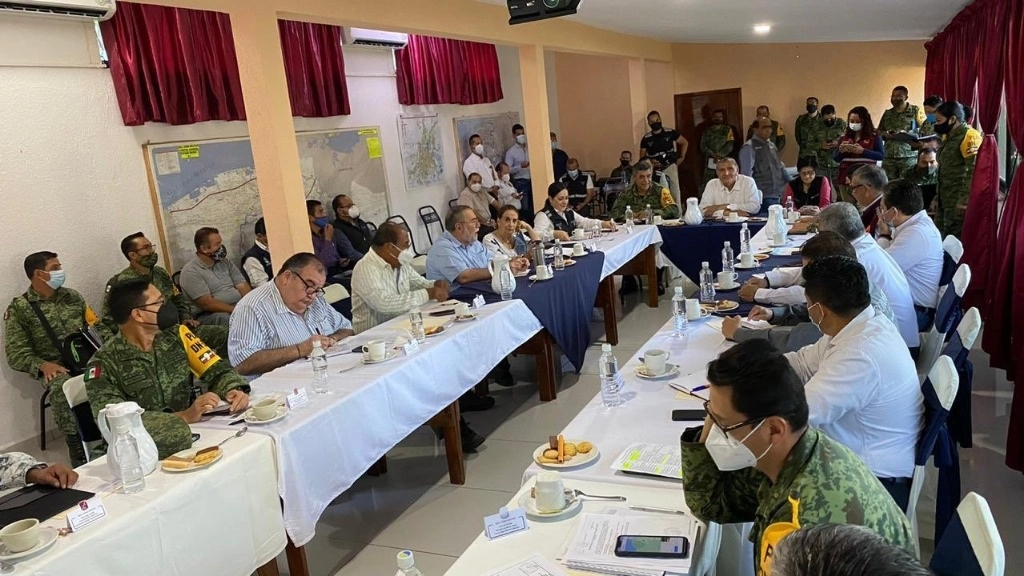 El gobernador de Tabasco, Adán Augusto López Hernández, durante una reunión del comando operativo para monitorear la situación de diversos poblados afectados por las inundaciones en el estado. Foto tomada del Twitter de @adan_augusto