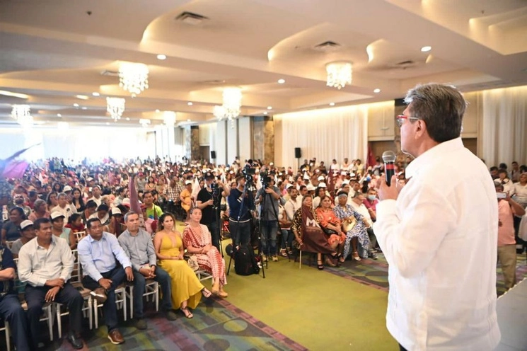 Ricardo Monreal en su visita a Guerrero. Foto de Twitter @RicardoMonrealA