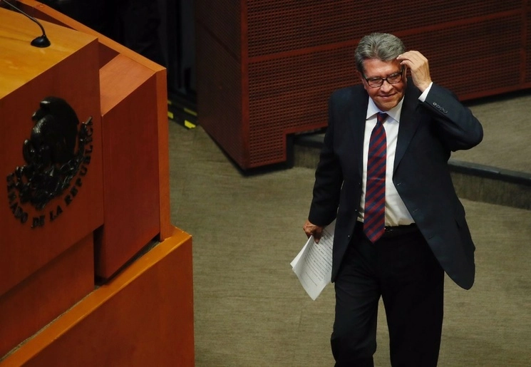 Ricardo Monreal durante la sesión de la Comisión Permanente del Senado, en la que pidió licencia para contender por la coordinación nacional de la cuarta transformación, en la Ciudad de México, el 13 de junio de 2023. Foto Cristina Rodríguez
