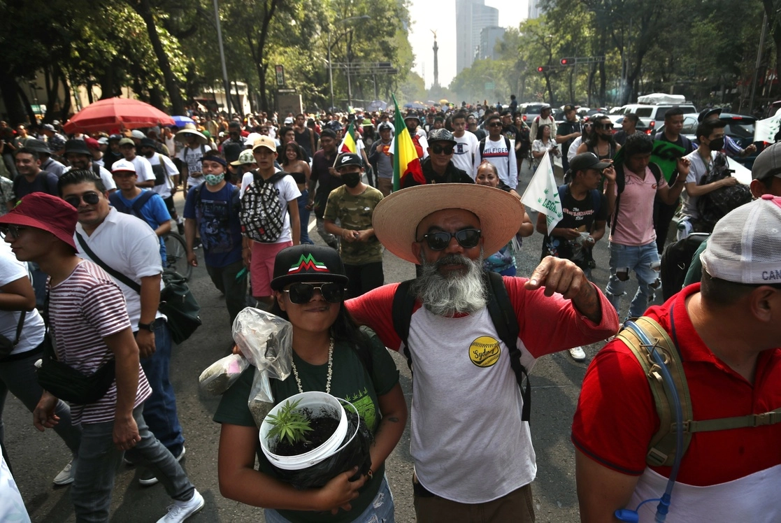 Consumidores marchan en favor de la regularización del uso lúdico de la mariguana, el 07 de mayo de 2022. Foto Yazmín Ortega Cortés