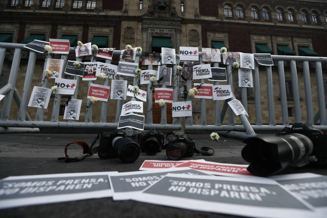 Memorial colocado frente a Palacio Nacional. Foto Cuartoscuro 